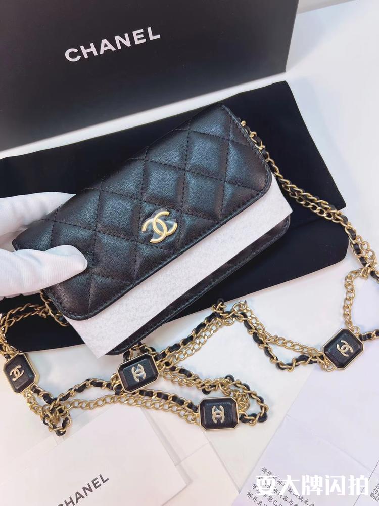 Chanel香奈儿 全新全套22b新款黑金woc链条包 Chanel香奈儿全新全套22b新款黑金woc链条包，极具精致的方糖金属链条，上身复古时尚吸睛，气质百搭，附件如图有票可送礼